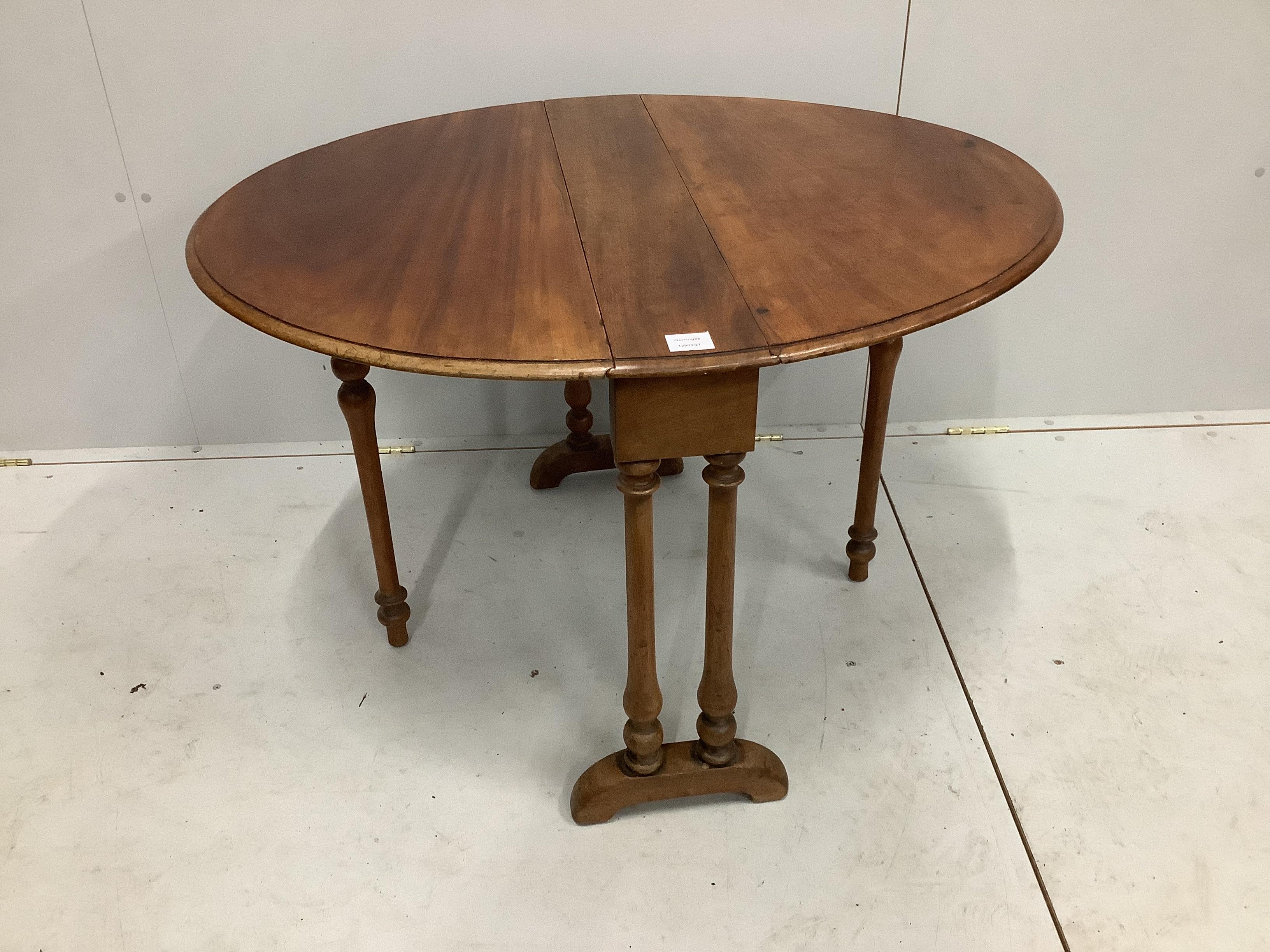 A Victorian mahogany Sutherland table, width 82cm, height 64cm